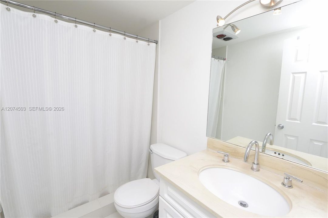 For Rent: $3,400 (1 beds, 1 baths, 870 Square Feet)