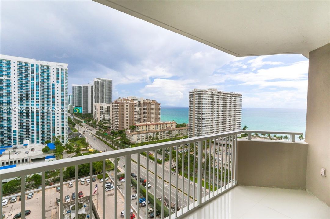 For Rent: $3,400 (1 beds, 1 baths, 870 Square Feet)
