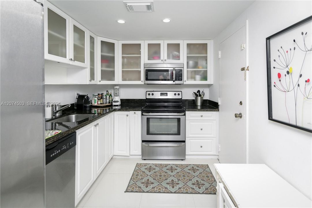 For Rent: $3,400 (1 beds, 1 baths, 870 Square Feet)