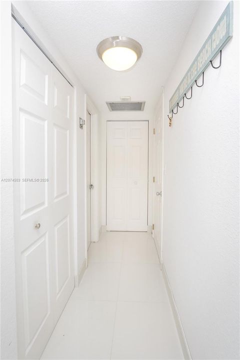For Rent: $3,400 (1 beds, 1 baths, 870 Square Feet)