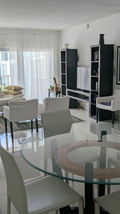 For Rent: $3,400 (1 beds, 1 baths, 870 Square Feet)
