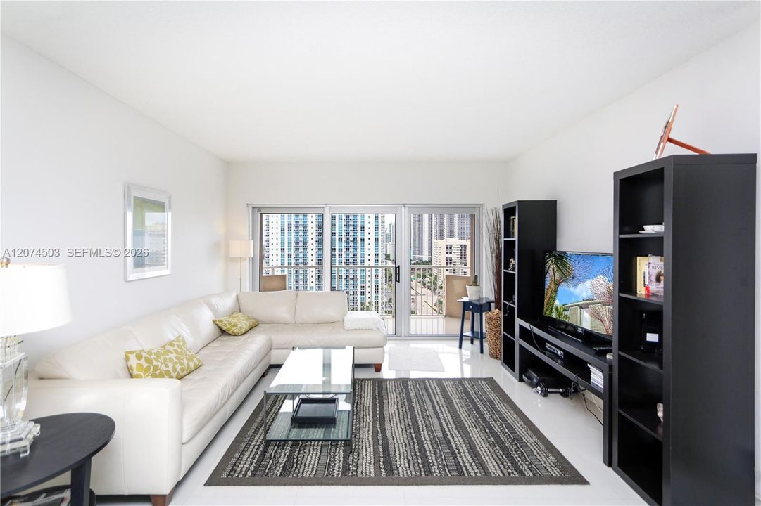 For Rent: $3,400 (1 beds, 1 baths, 870 Square Feet)
