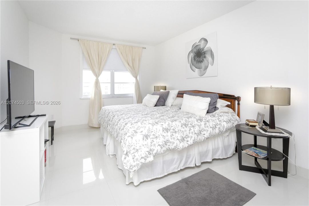 For Rent: $3,400 (1 beds, 1 baths, 870 Square Feet)