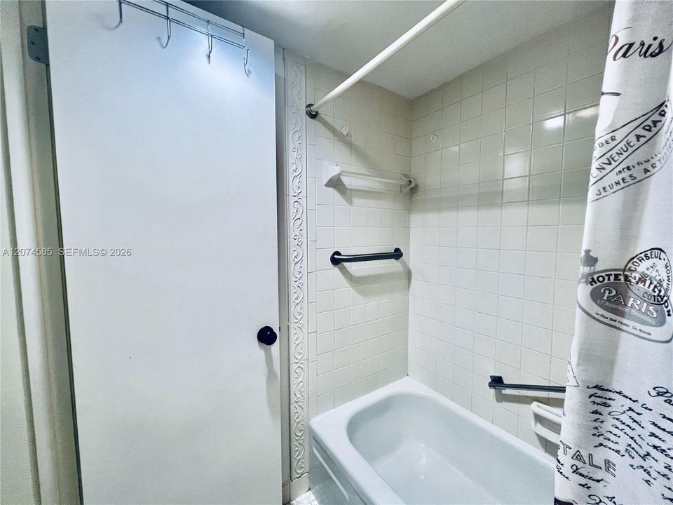 For Rent: $1,900 (1 beds, 1 baths, 810 Square Feet)