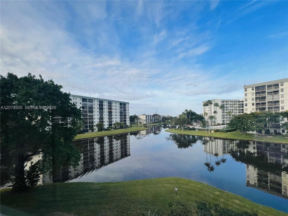 For Rent: $1,900 (1 beds, 1 baths, 810 Square Feet)