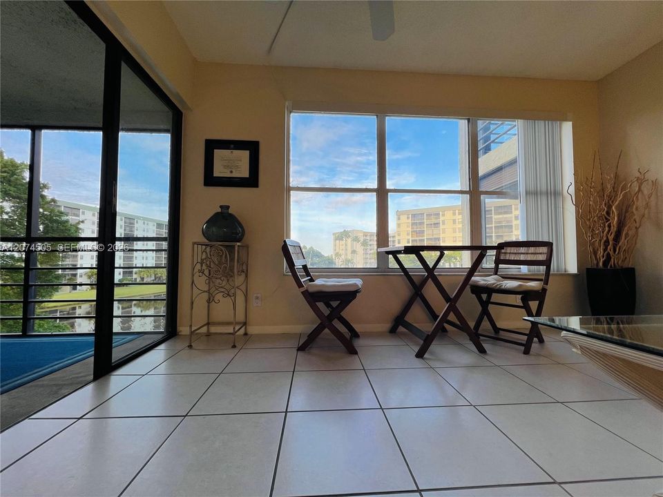 For Rent: $1,900 (1 beds, 1 baths, 810 Square Feet)
