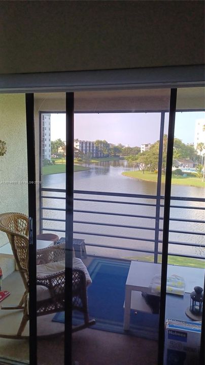 For Rent: $1,900 (1 beds, 1 baths, 810 Square Feet)