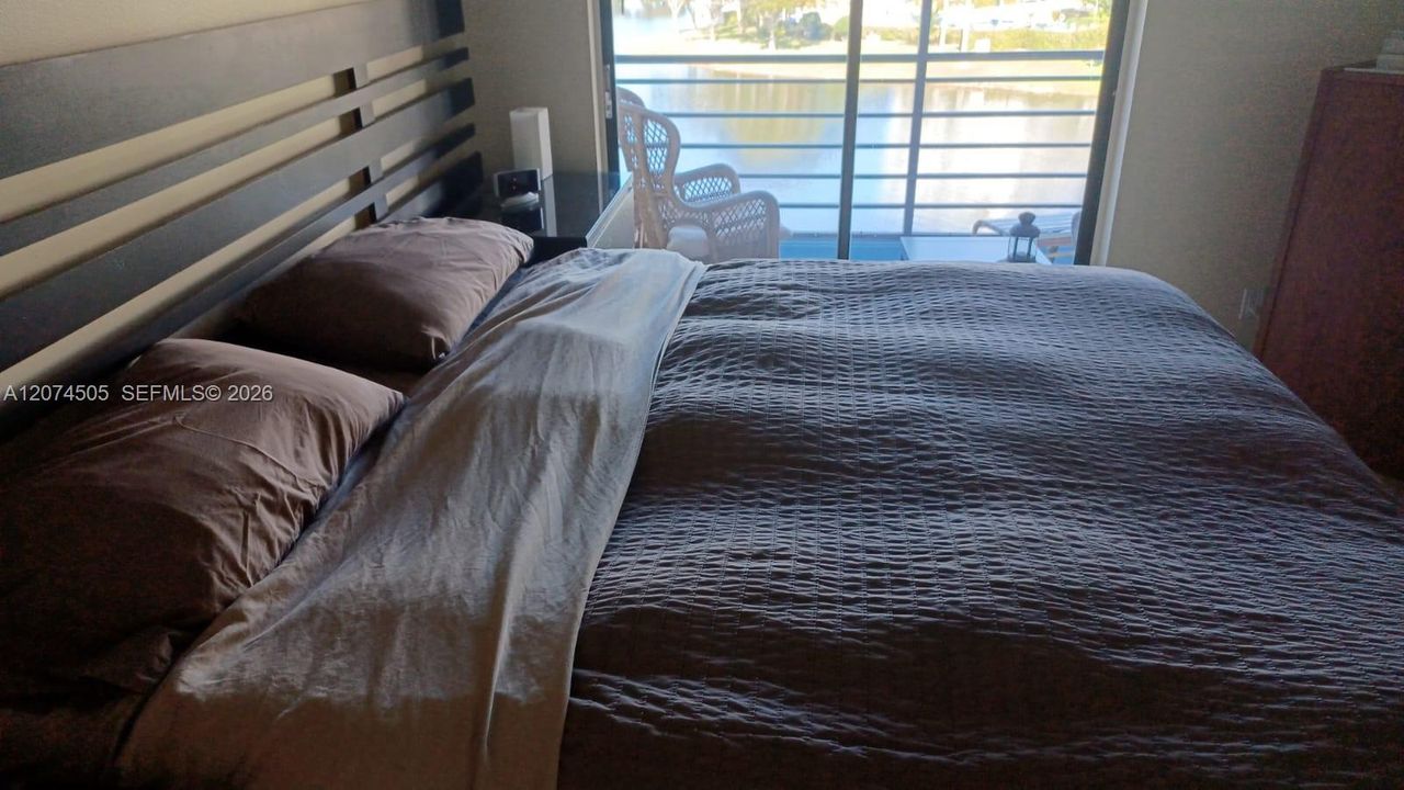 For Rent: $1,900 (1 beds, 1 baths, 810 Square Feet)