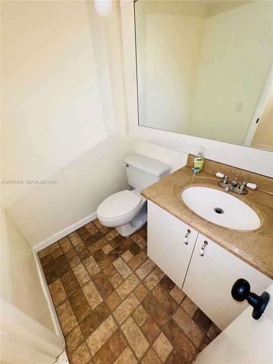 For Rent: $1,900 (1 beds, 1 baths, 810 Square Feet)