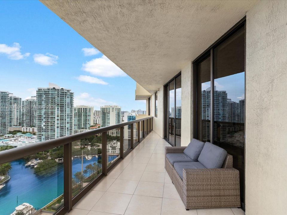 For Sale: $1,190,000 (2 beds, 2 baths, 1342 Square Feet)
