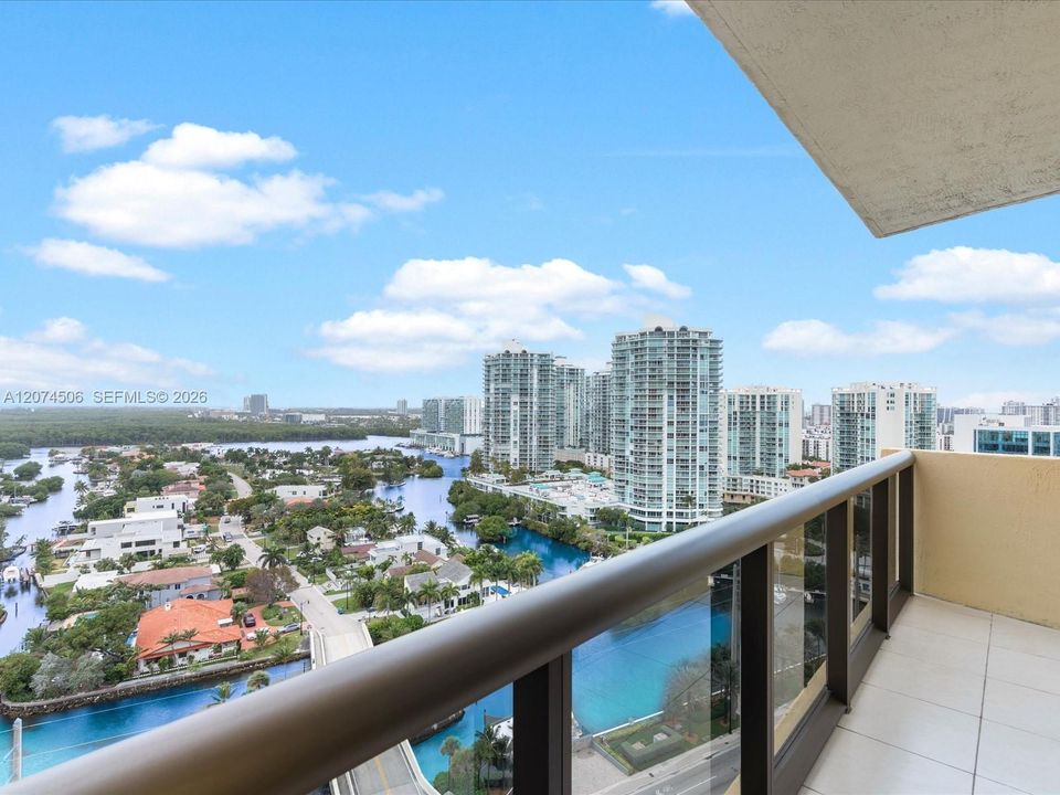 For Sale: $1,190,000 (2 beds, 2 baths, 1342 Square Feet)