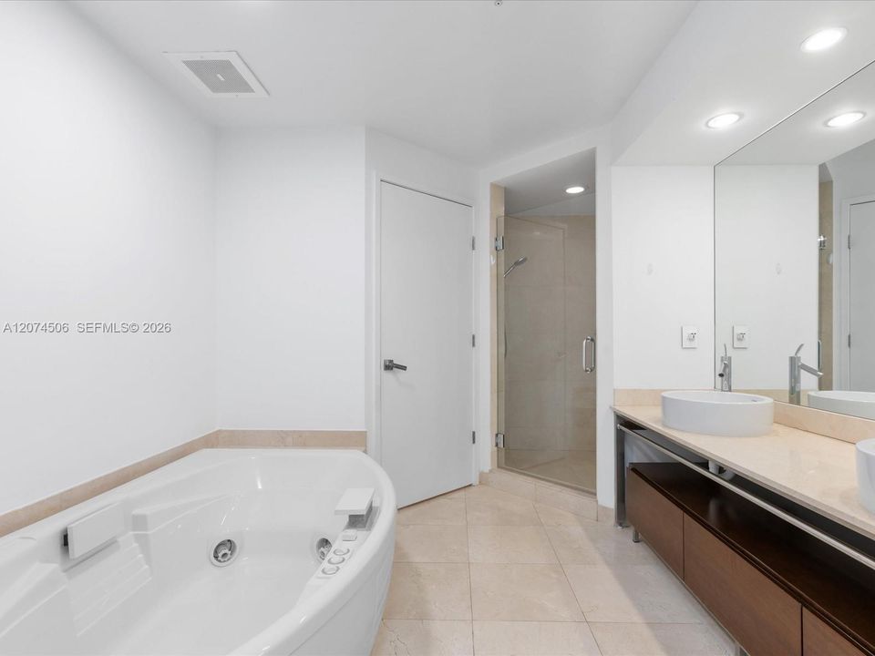 For Sale: $1,190,000 (2 beds, 2 baths, 1342 Square Feet)