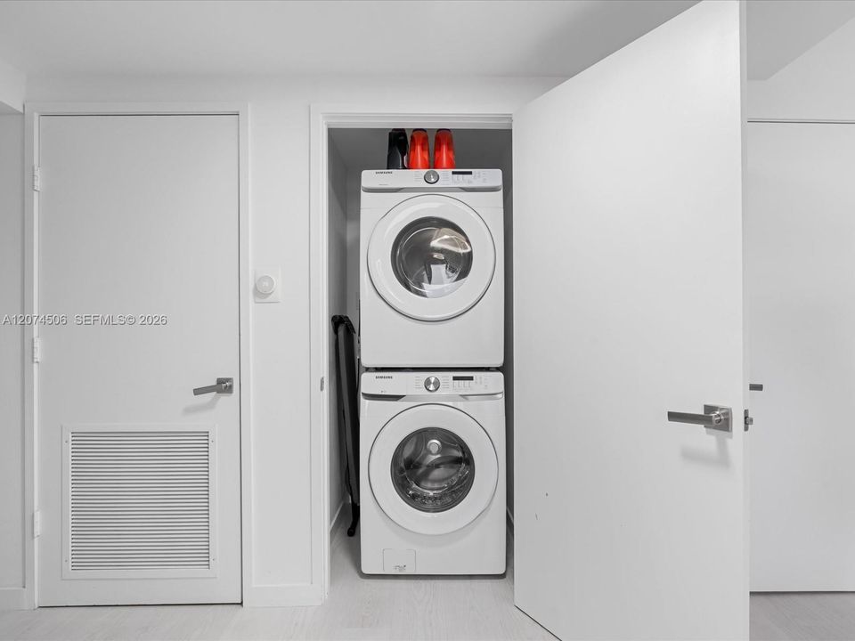 For Sale: $1,190,000 (2 beds, 2 baths, 1342 Square Feet)