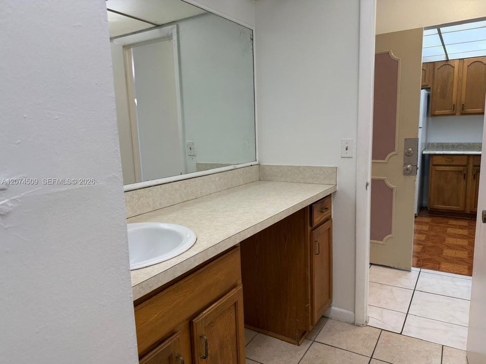 For Rent: $1,350 (1 beds, 1 baths, 735 Square Feet)