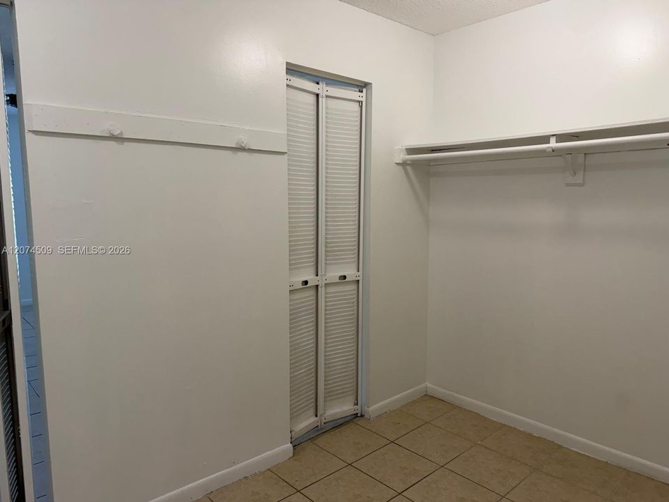 For Rent: $1,350 (1 beds, 1 baths, 735 Square Feet)