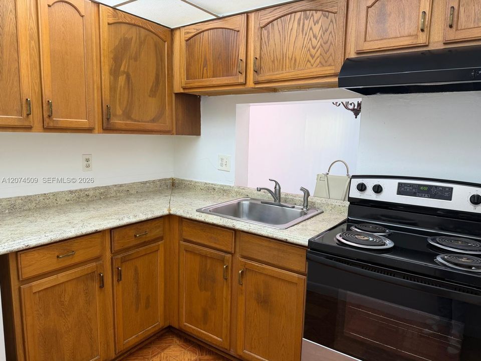 For Rent: $1,350 (1 beds, 1 baths, 735 Square Feet)