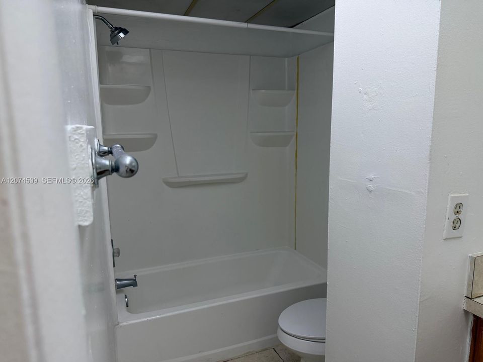 For Rent: $1,350 (1 beds, 1 baths, 735 Square Feet)