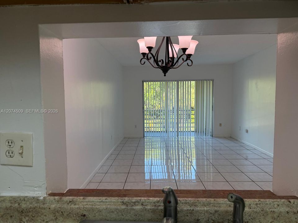 For Rent: $1,350 (1 beds, 1 baths, 735 Square Feet)