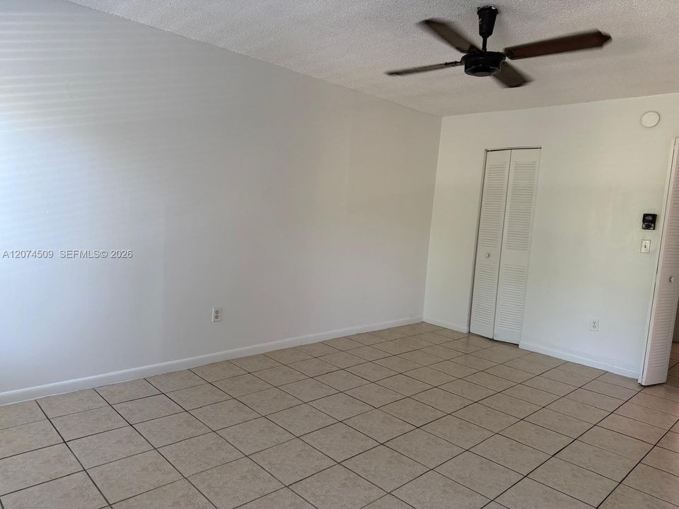 For Rent: $1,350 (1 beds, 1 baths, 735 Square Feet)