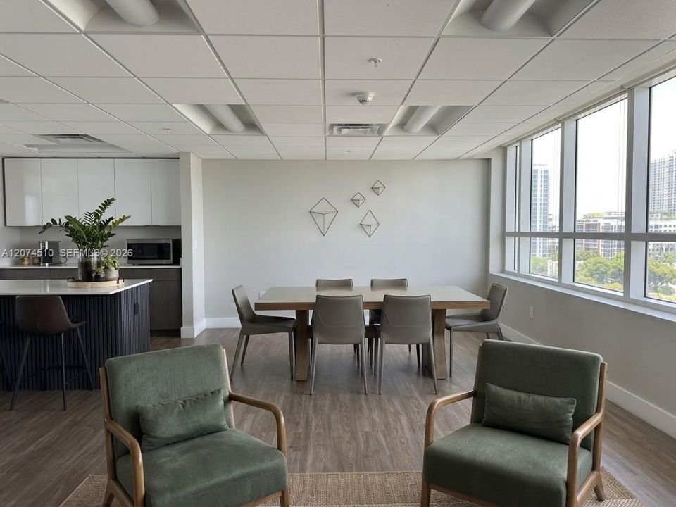 Active With Contract: $2,500 (1 beds, 1 baths, 574 Square Feet)