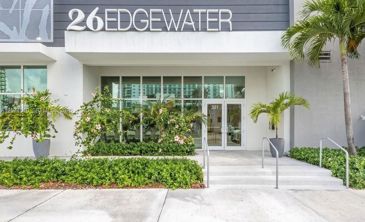 Active With Contract: $2,500 (1 beds, 1 baths, 574 Square Feet)