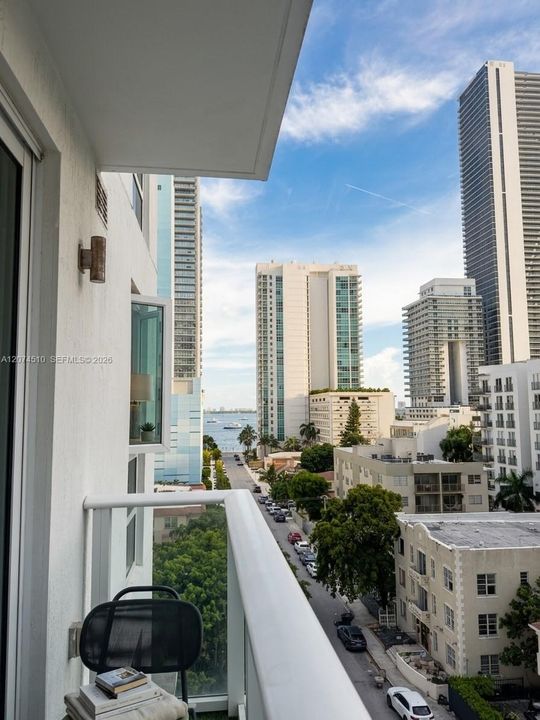 Active With Contract: $2,500 (1 beds, 1 baths, 574 Square Feet)