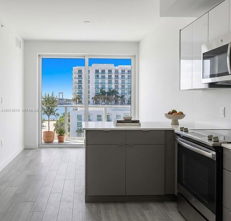 Active With Contract: $2,500 (1 beds, 1 baths, 574 Square Feet)