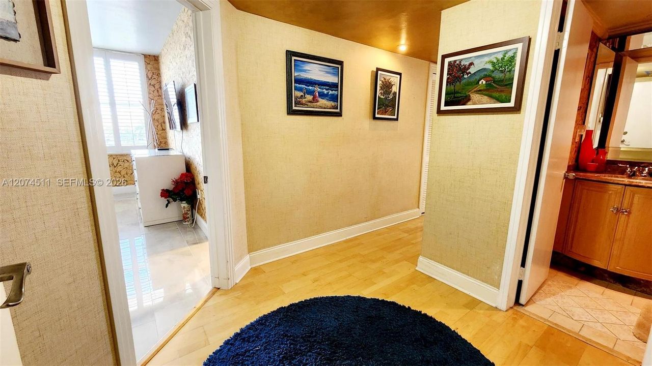 For Sale: $315,000 (1 beds, 1 baths, 955 Square Feet)