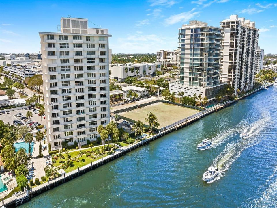 For Sale: $315,000 (1 beds, 1 baths, 955 Square Feet)
