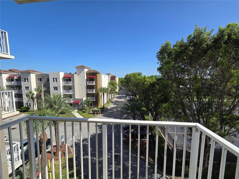 For Rent: $1,975 (2 beds, 2 baths, 914 Square Feet)