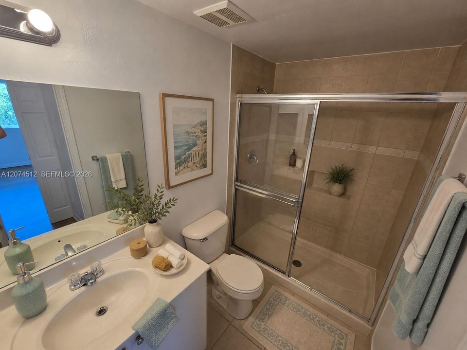 For Rent: $1,975 (2 beds, 2 baths, 914 Square Feet)