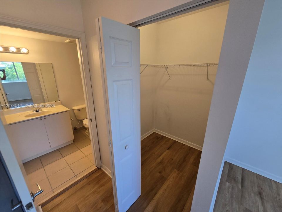 For Rent: $1,975 (2 beds, 2 baths, 914 Square Feet)