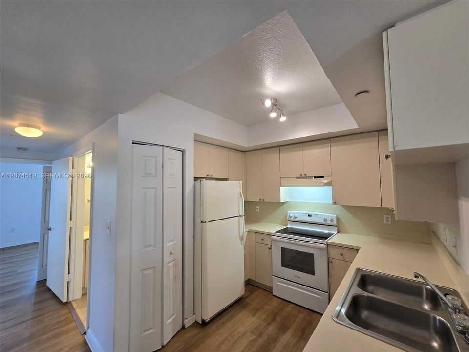 For Rent: $1,975 (2 beds, 2 baths, 914 Square Feet)