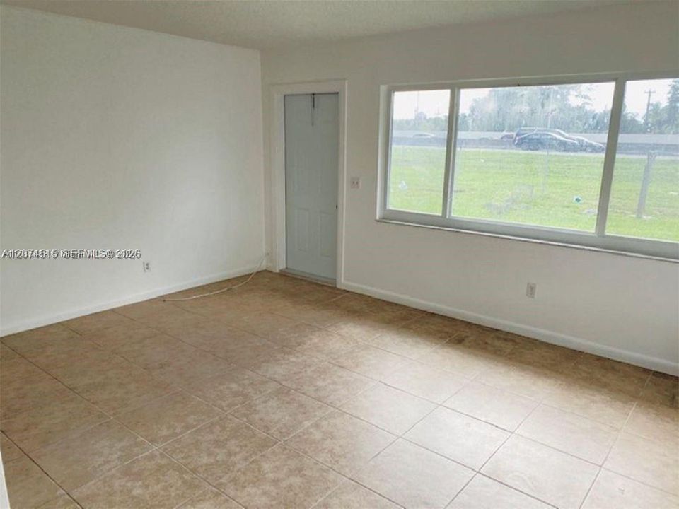 For Rent: $2,000 (2 beds, 1 baths, 890 Square Feet)