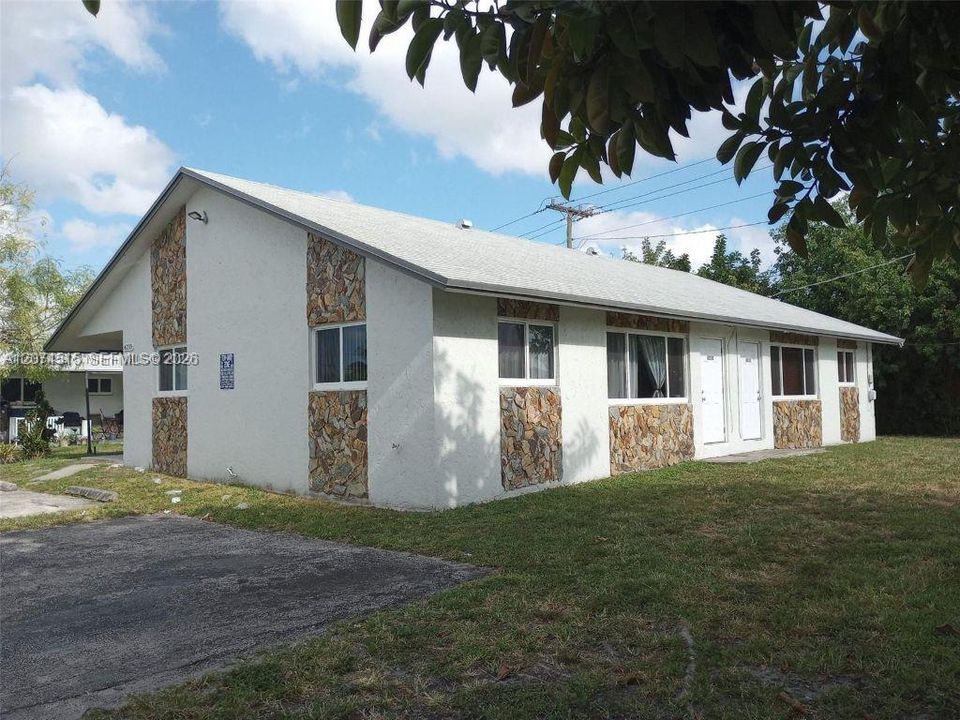 For Rent: $2,000 (2 beds, 1 baths, 890 Square Feet)