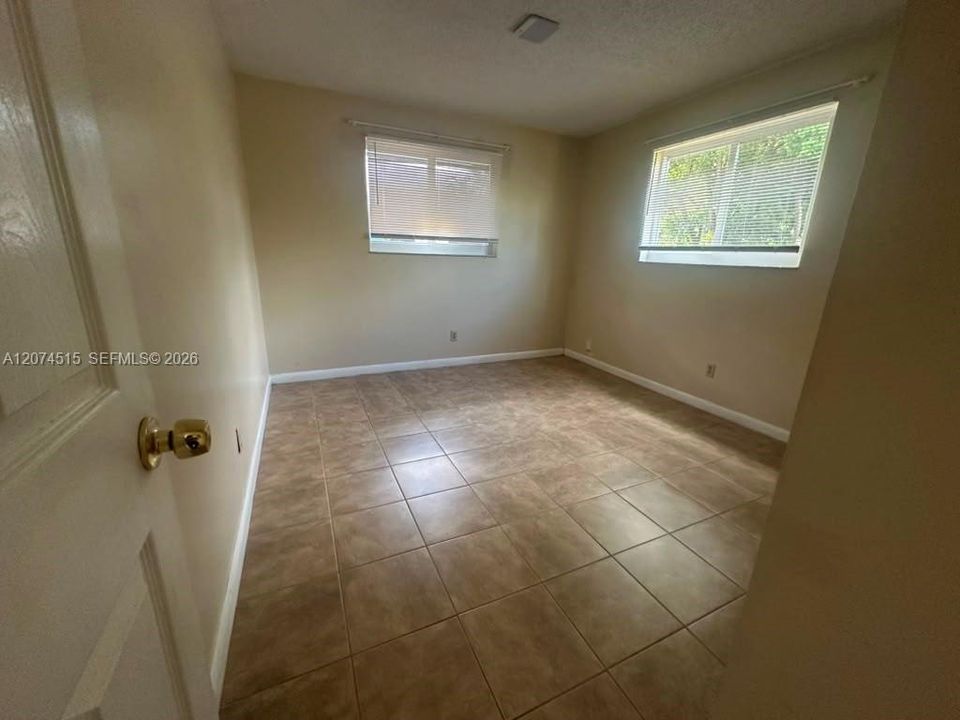 For Rent: $2,000 (2 beds, 1 baths, 890 Square Feet)