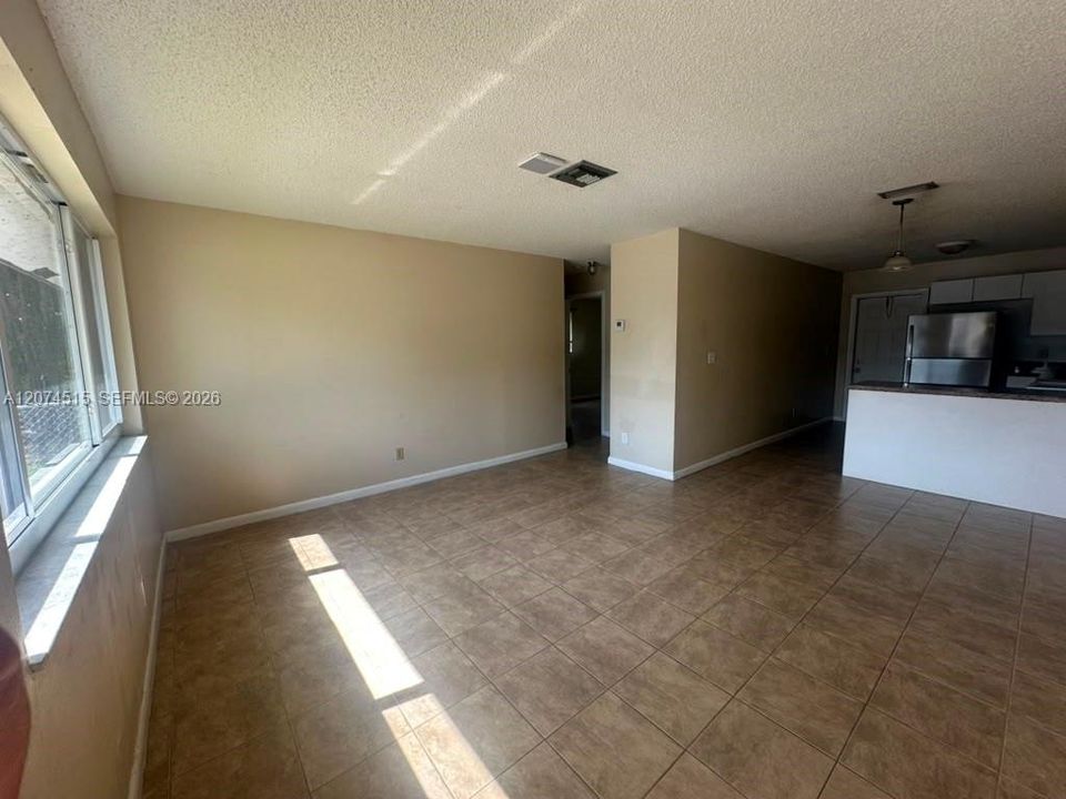 For Rent: $2,000 (2 beds, 1 baths, 890 Square Feet)