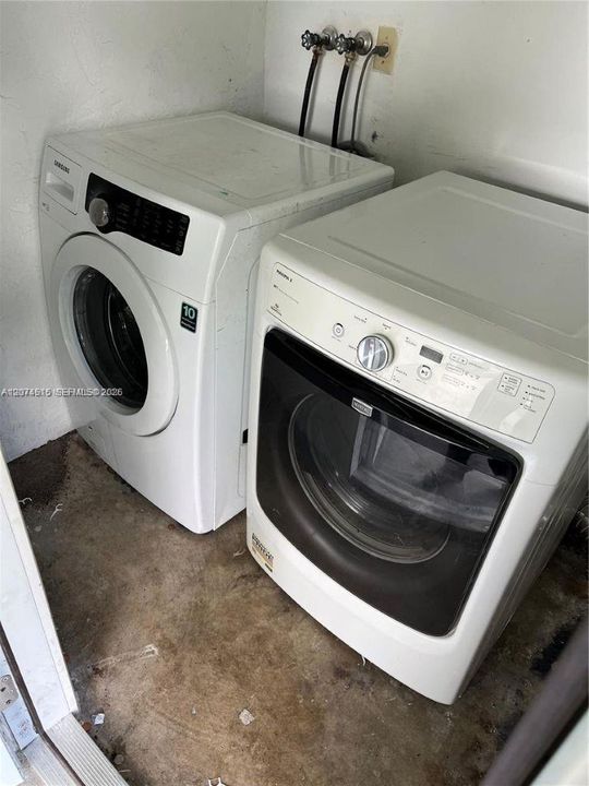 For Rent: $2,000 (2 beds, 1 baths, 890 Square Feet)
