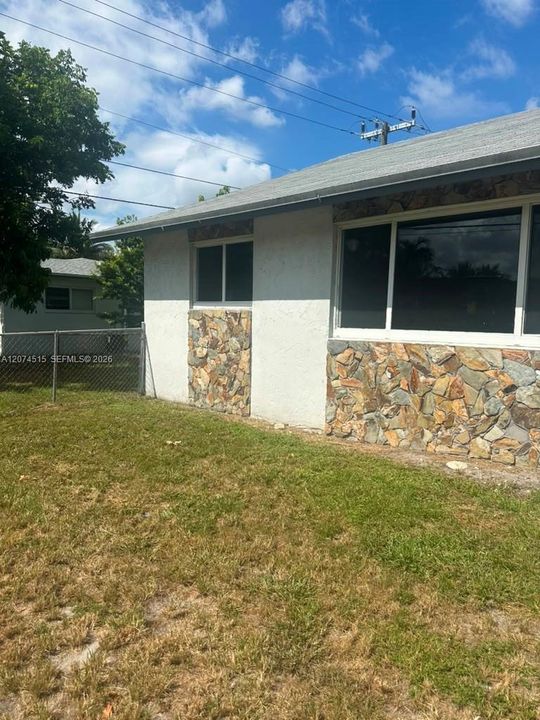 For Rent: $2,000 (2 beds, 1 baths, 890 Square Feet)