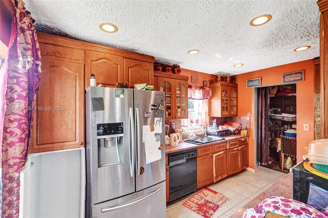 For Sale: $470,000 (3 beds, 1 baths, 1350 Square Feet)