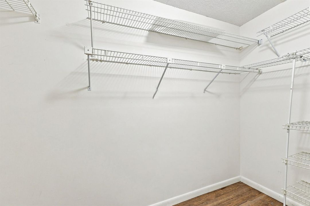 25_walk-in closet