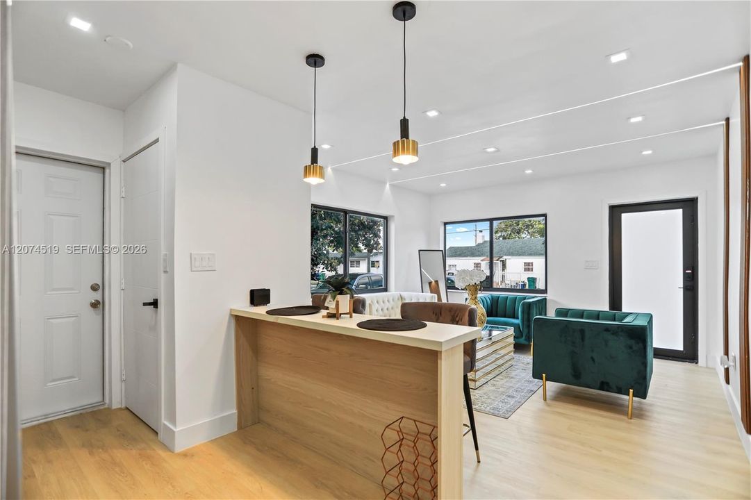 For Rent: $2,700 (1 beds, 1 baths, 750 Square Feet)