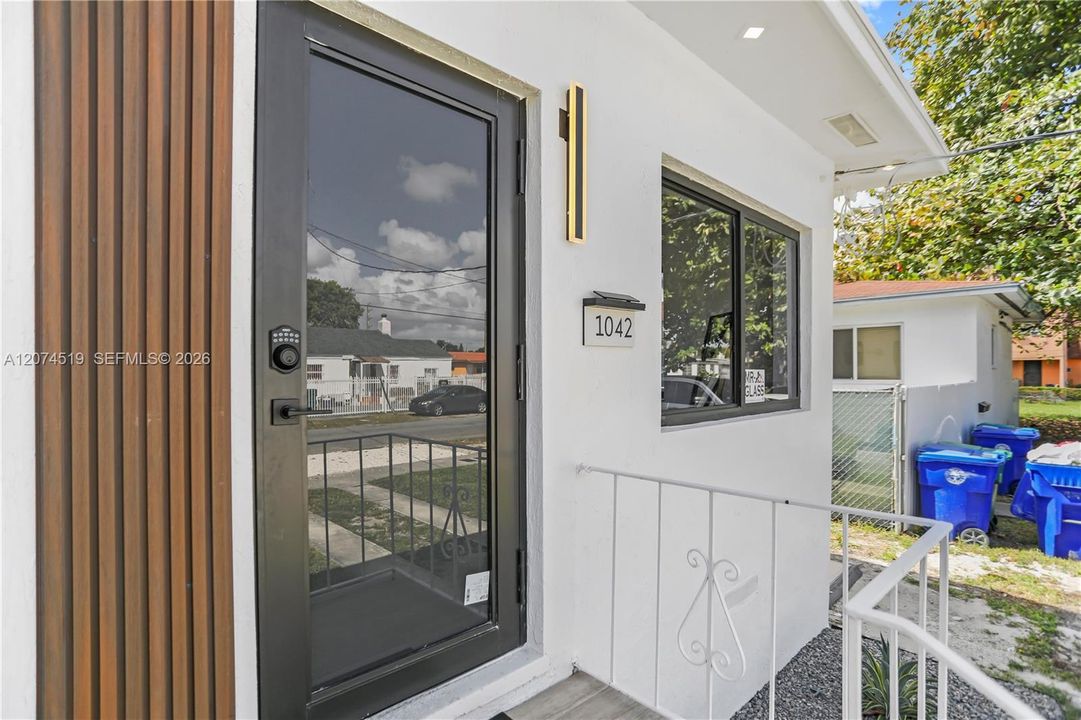 For Rent: $2,700 (1 beds, 1 baths, 750 Square Feet)
