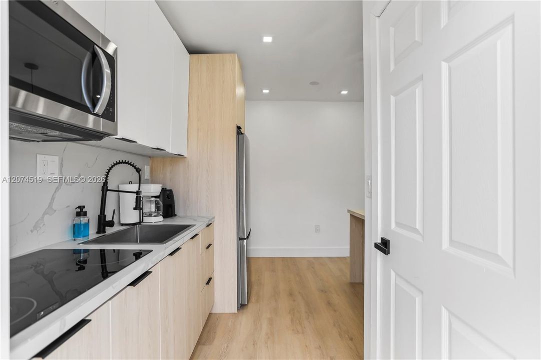 For Rent: $2,700 (1 beds, 1 baths, 750 Square Feet)
