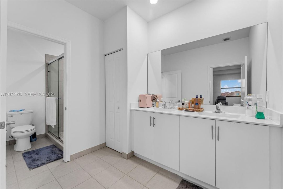 For Sale: $775,000 (5 beds, 3 baths, 2418 Square Feet)