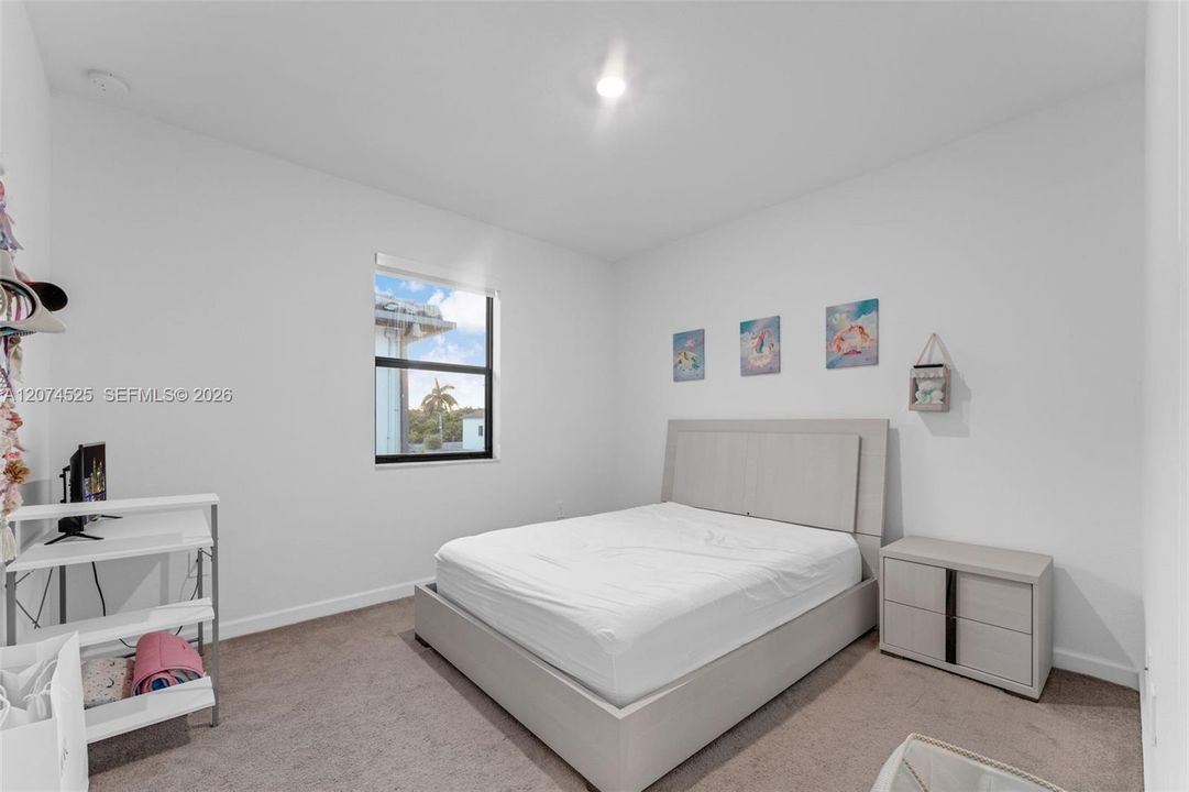 For Sale: $775,000 (5 beds, 3 baths, 2418 Square Feet)