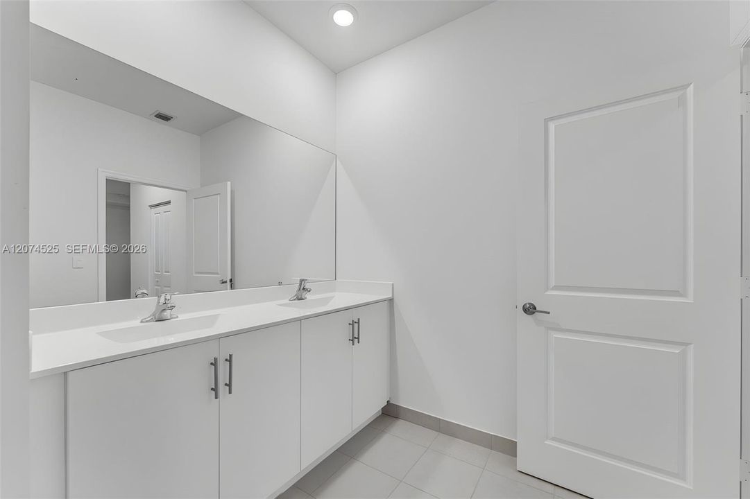For Sale: $775,000 (5 beds, 3 baths, 2418 Square Feet)