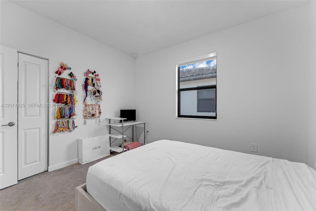 For Sale: $775,000 (5 beds, 3 baths, 2418 Square Feet)