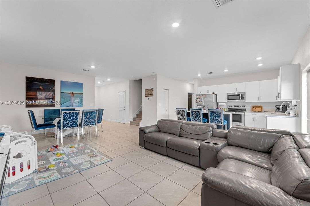 For Sale: $775,000 (5 beds, 3 baths, 2418 Square Feet)