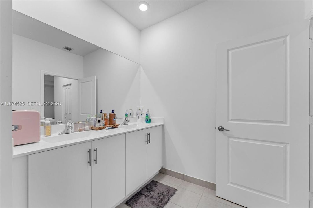For Sale: $775,000 (5 beds, 3 baths, 2418 Square Feet)